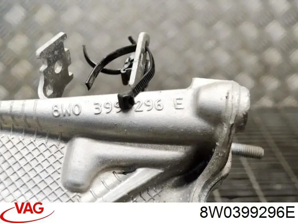 Кронштейн передней балки VAG 8W0399296E
