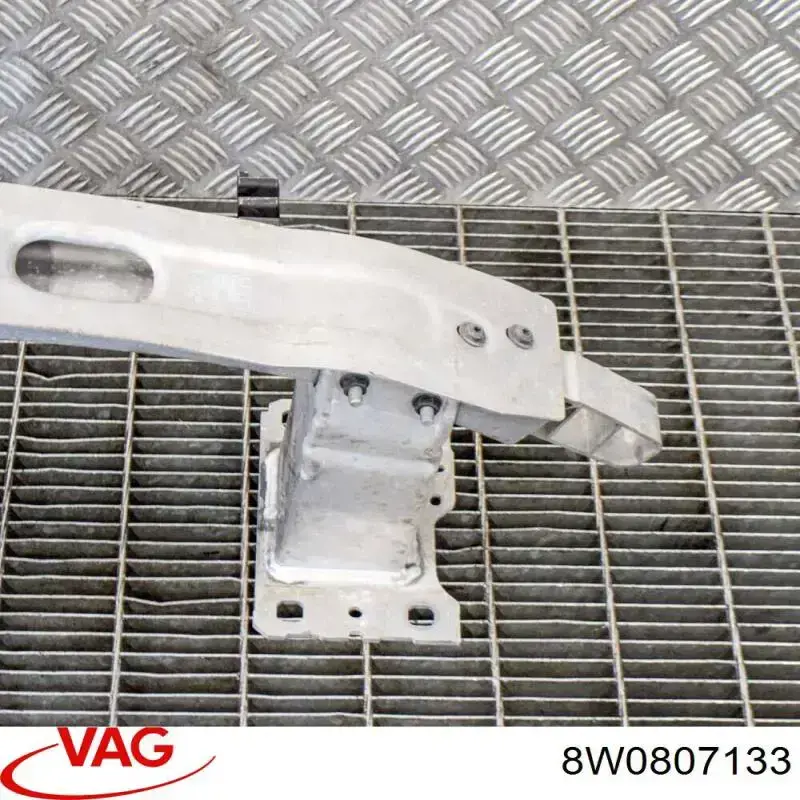 Кронштейн усилителя переднего бампера 8W0807133 VAG