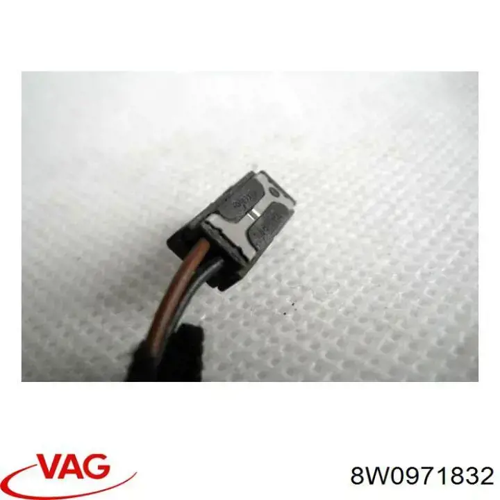 Разъем (фишка) фонаря подсветки номерного знака 8W0971832 VAG