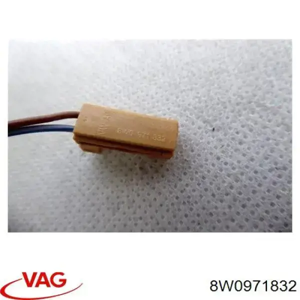 Разъем (фишка) фонаря подсветки номерного знака 8W0971832 VAG