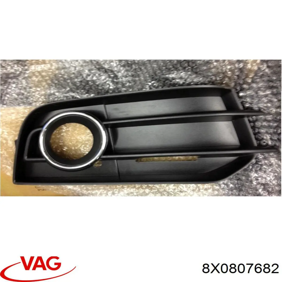 Купить 8X080768201C VAG Решетка бампера переднего правая