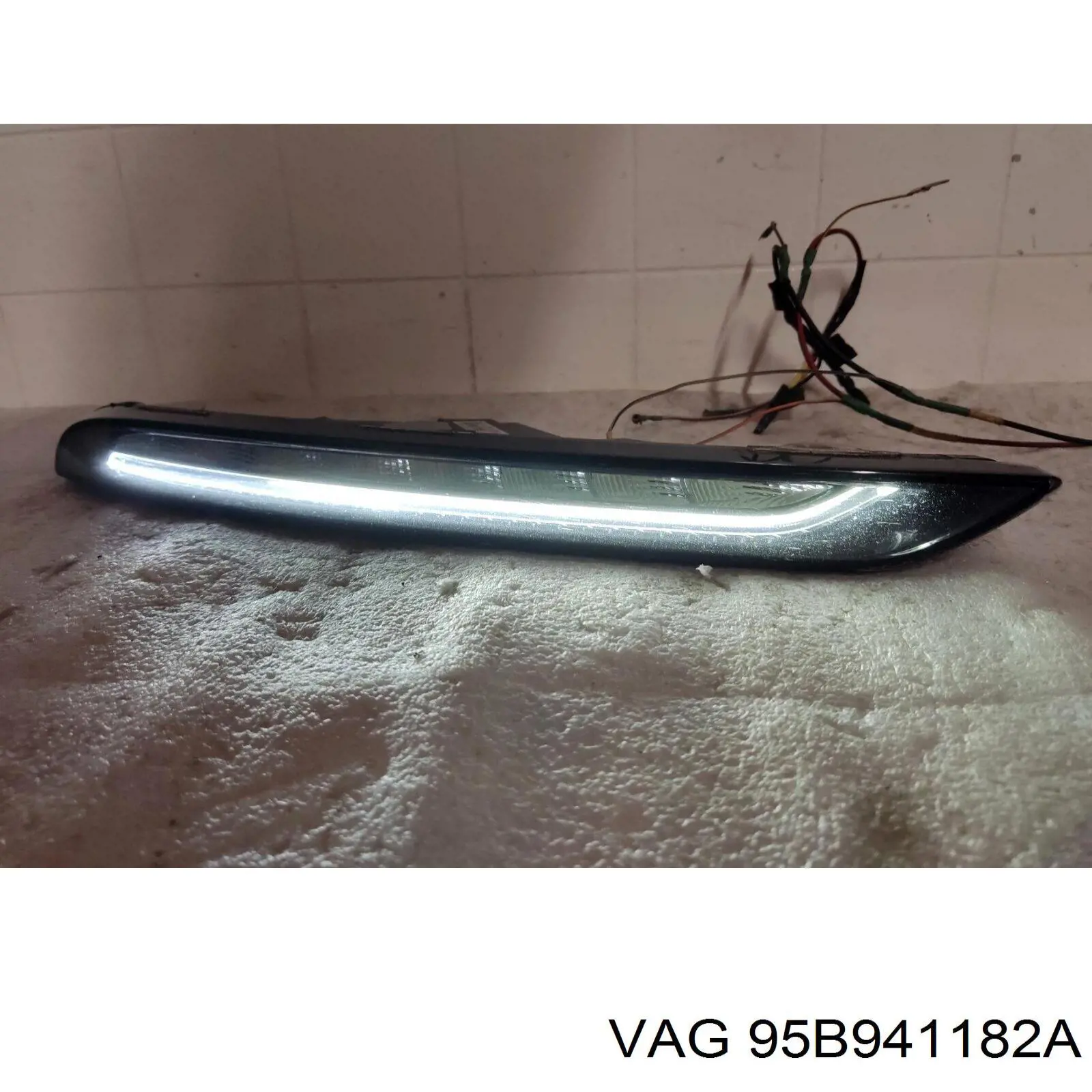 Поворотник правый 95B941182A VAG