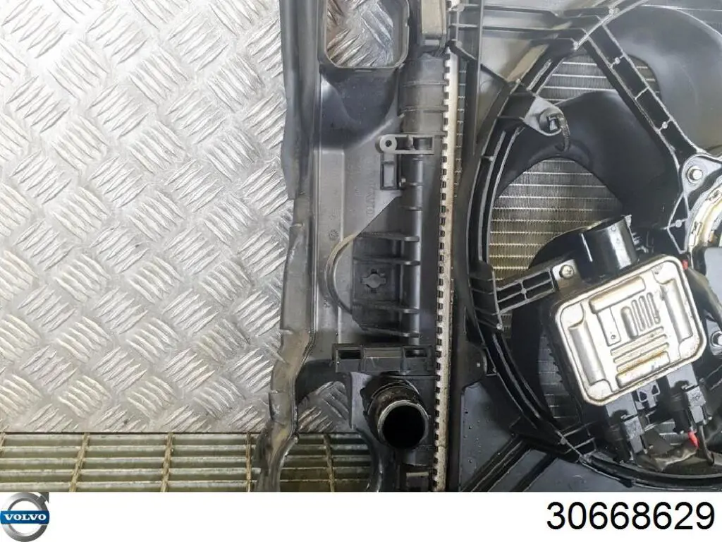 Купить 30668629 Volvo Диффузор вентилятора в сборе с мотором и крыльчаткой