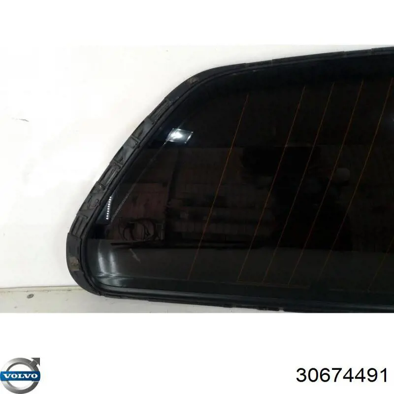 30779653 Volvo Стукло багажника, правое