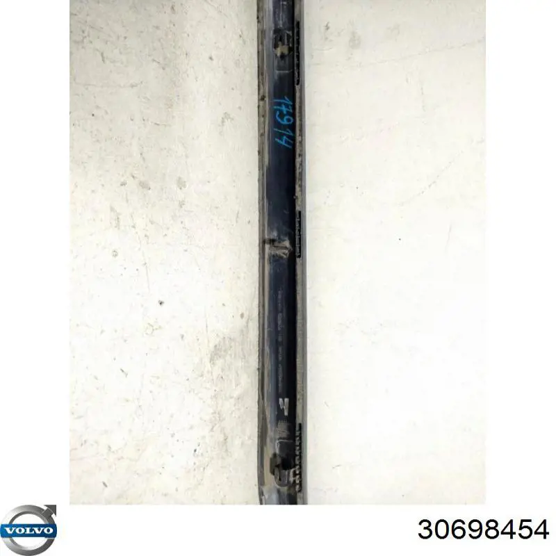 30698454 Volvo Накладка задней правой двери, нижняя
