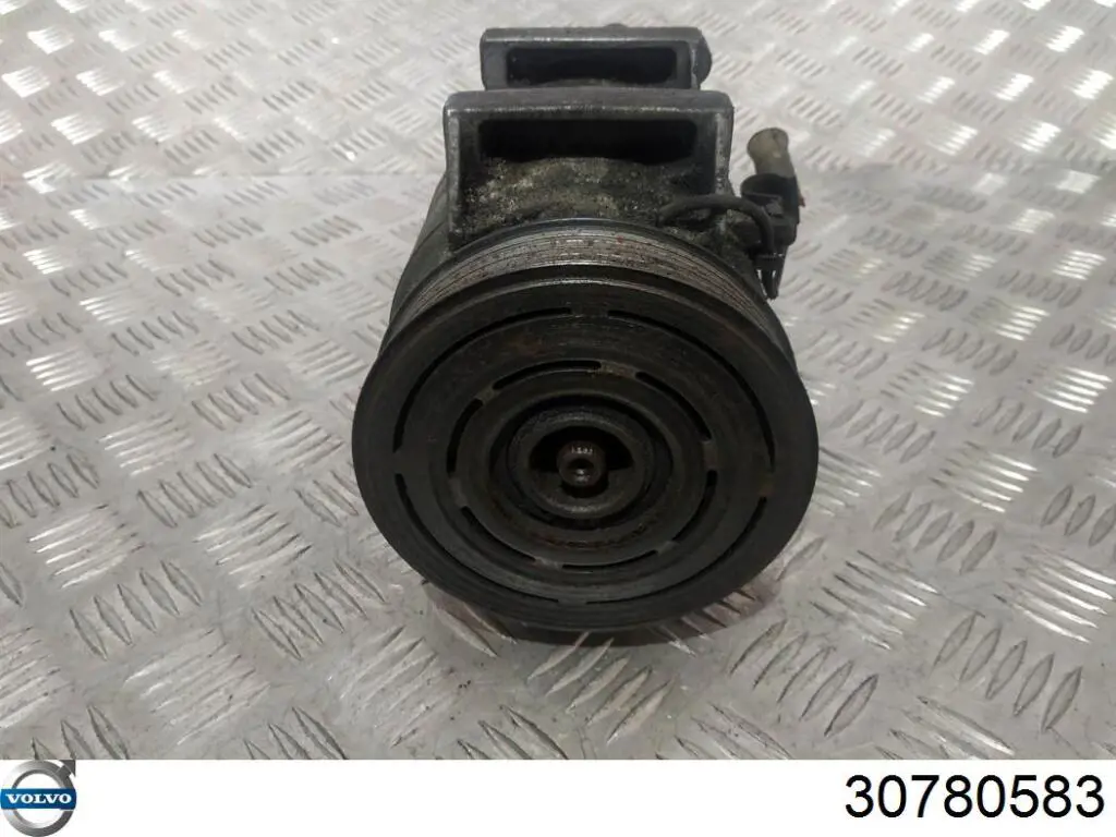 Шкив компрессора кондиционера 30733820 Volvo