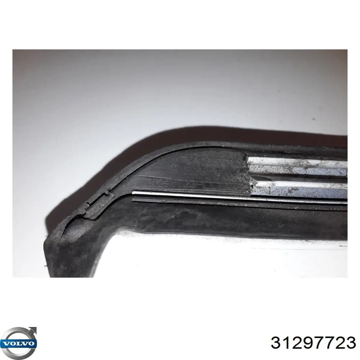 31297723 Volvo Защитная накладка переднего стекла правая