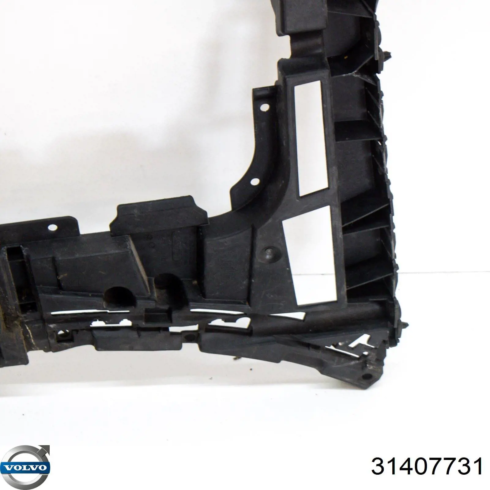 31353408 Volvo Правое крепление заднего бампера
