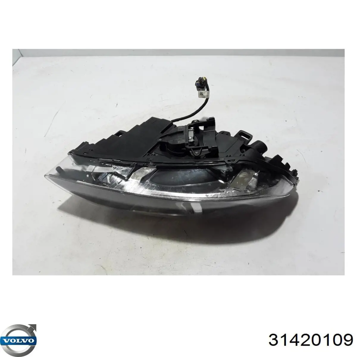 31420109 Volvo Фара передняя правая