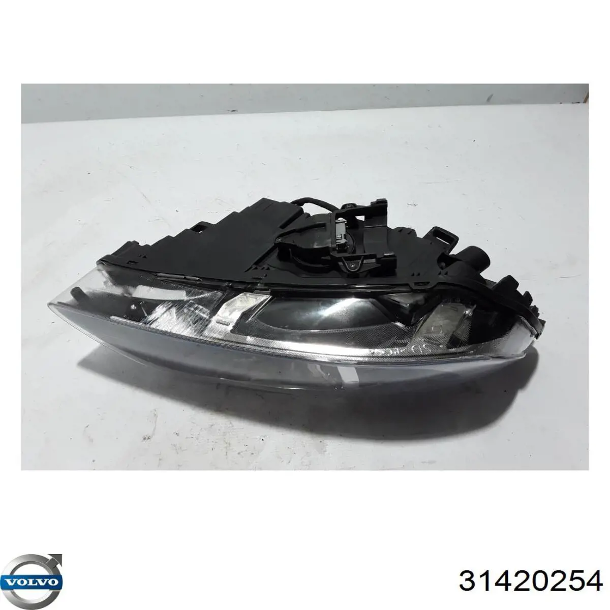 31677109 Volvo Фара передняя правая