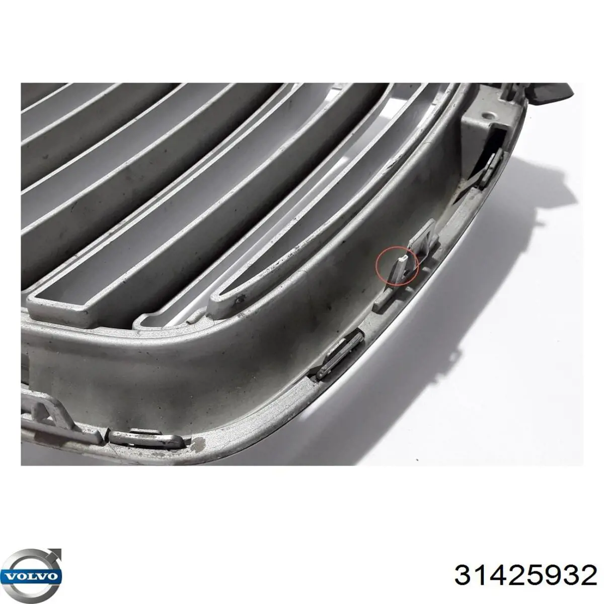 Купить 32228107 Volvo Решетка радиатора