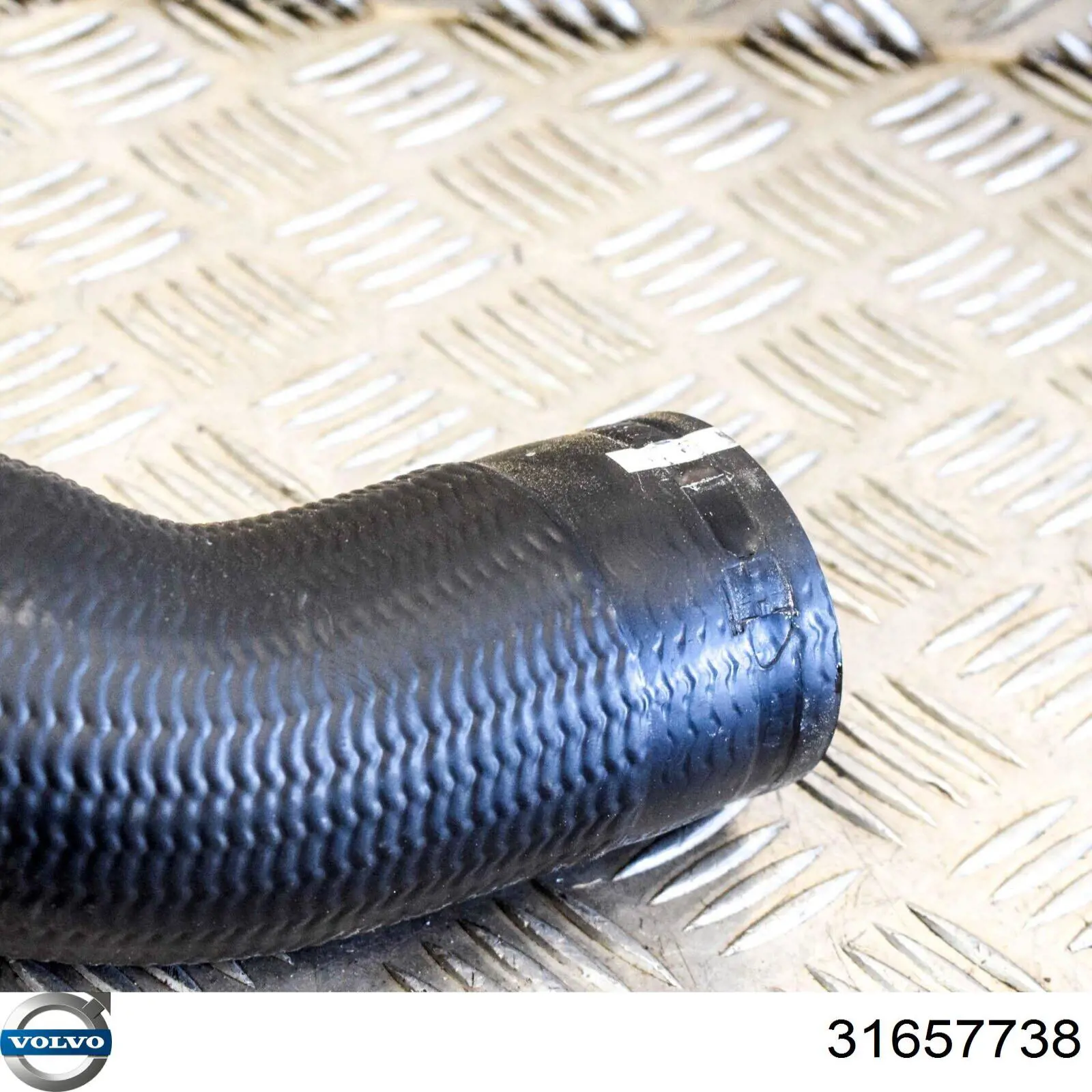 Патрубок интеркулера 31657738 Volvo