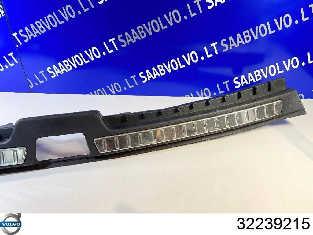 32353428 Volvo Накладка бампера заднего, верхняя защитная (ступень-подножка)