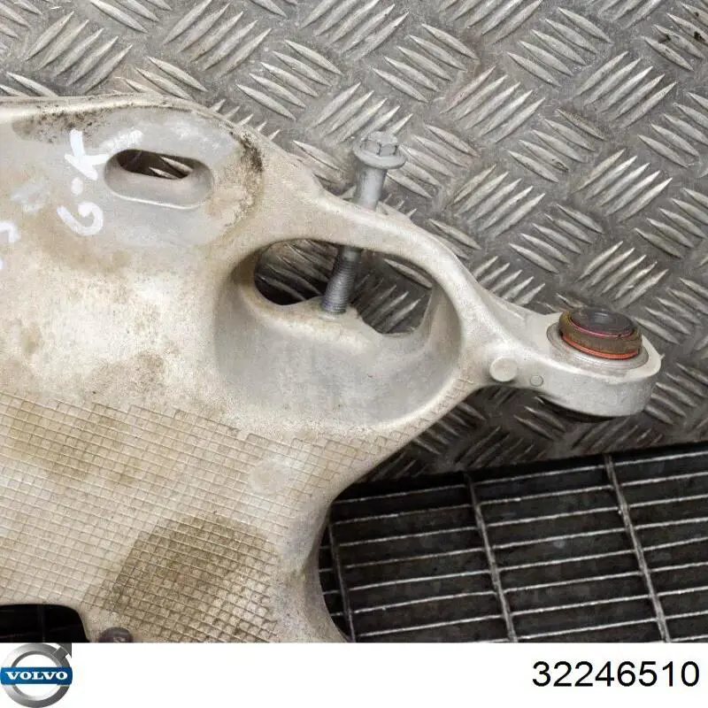 Рычаг задней подвески нижний левый 32246510 Volvo