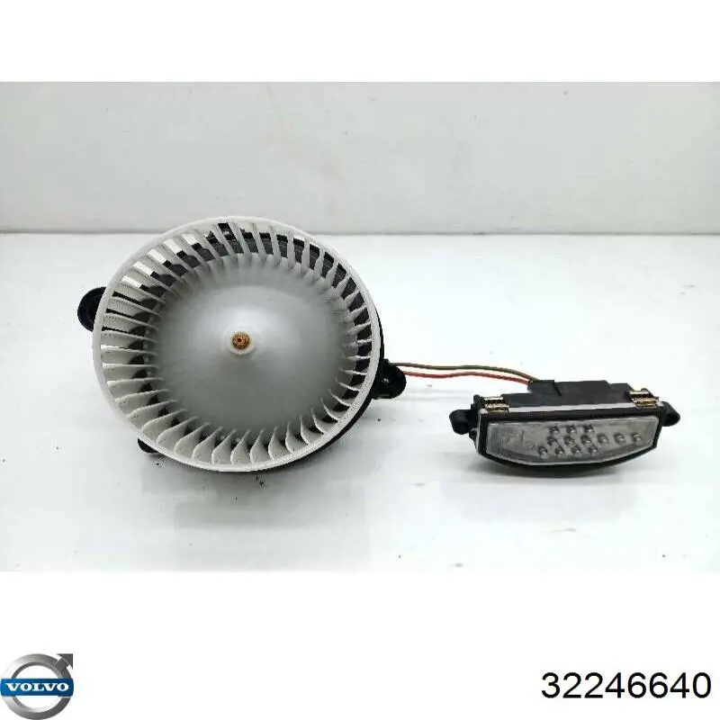 Амортизатор передний правый 32246640 Volvo