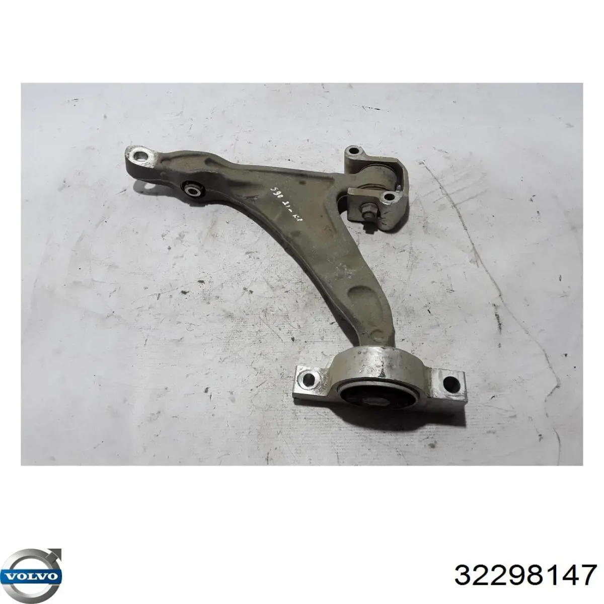 Левый рычаг передней нижней подвески Volvo 32298147 цена, от 176.80 USD