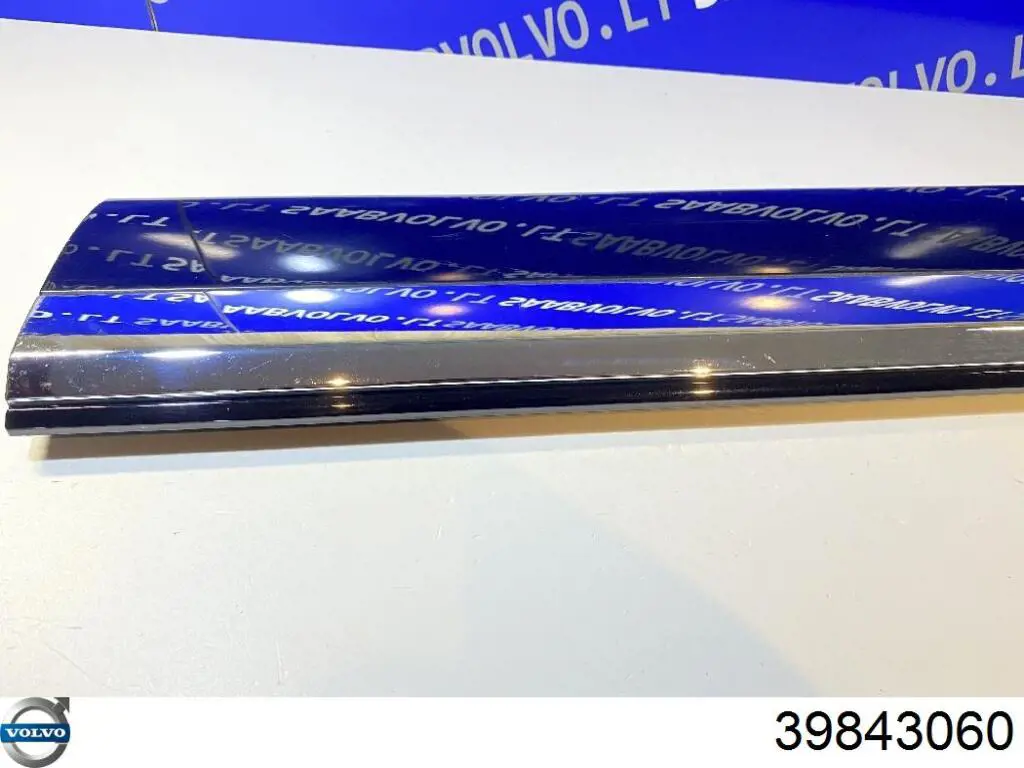 39843060 Volvo Накладка задней правой двери, нижняя