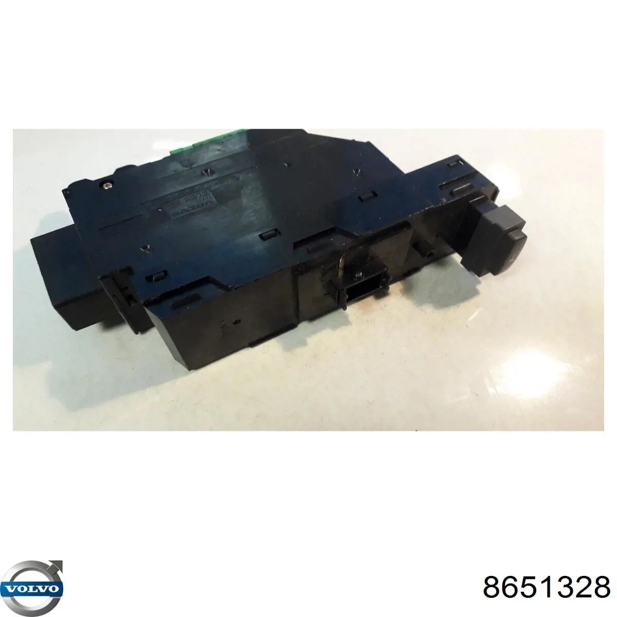 Кнопка стеклоподъемника передняя 8622040 Volvo