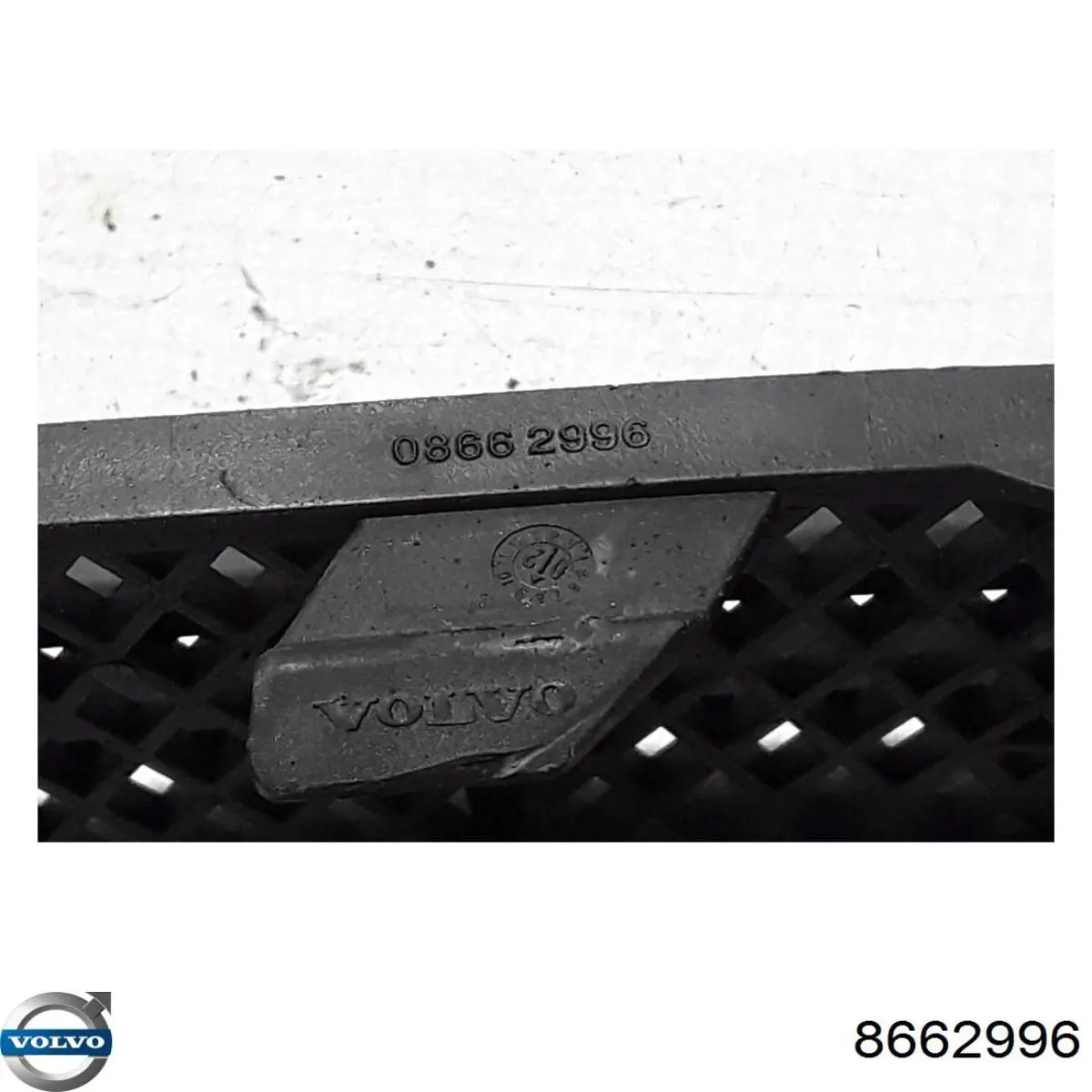 8662996 Volvo Решетка бампера переднего левая