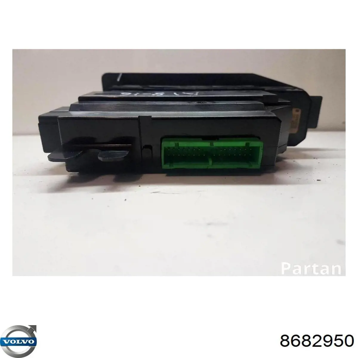 Кнопка включения мотора стеклоподъемника передняя правая Volvo 9452338 цена, от 17.10 USD