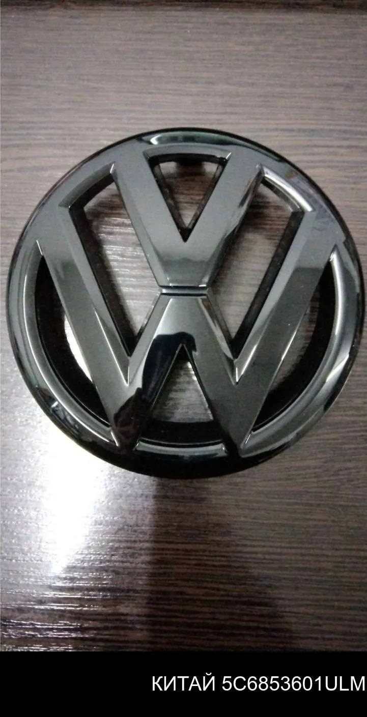 Эмблема решетки радиатора на Volkswagen Jetta IV 