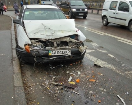 У Києві автомобіль врізався у маршрутку з пасажирами