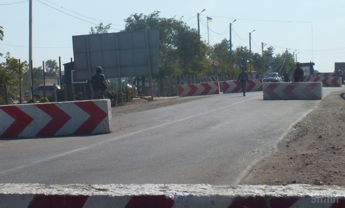 ДПСУ призупинила пропуск автомобілів у КПВВ'Каланчак