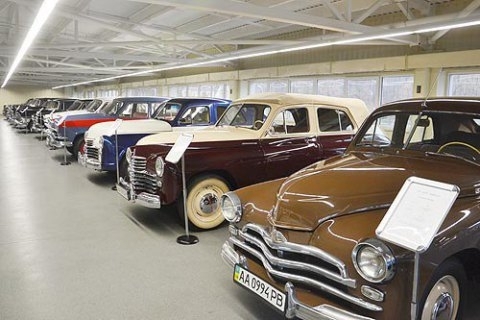 Суд арештував 27 ретроавтомобілів Януковича