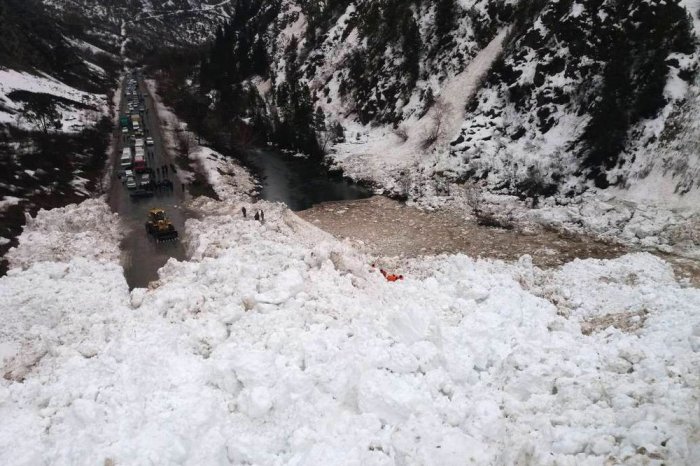 В Киргизии на дорогу обрушилась 50-метровая снежная лавина