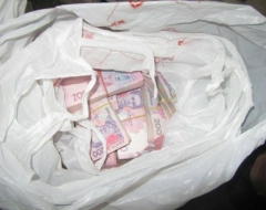 Прикордонники знайшли в авто в КПВВ на Донбасі 7 кг грошей