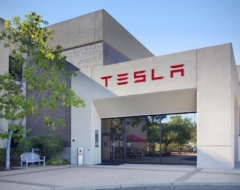 Tesla «підсадила» на сонячні батареї цілий острів