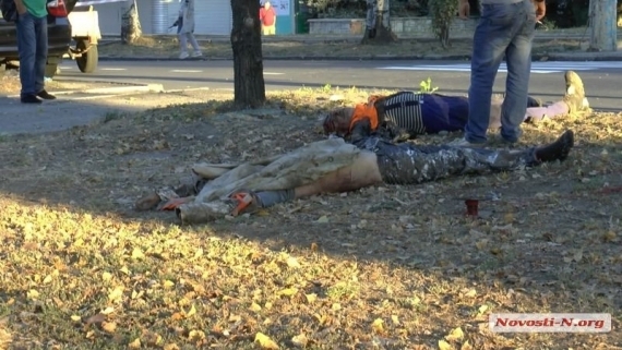 У Миколаєві легковик наїхав на шляховиків, які наносили розмітку, загинули четверо людей