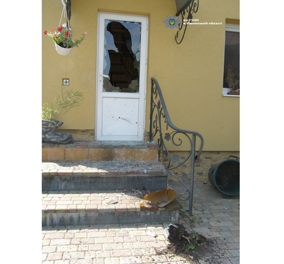 У Рівному на подвір'я будинку кинули гранату