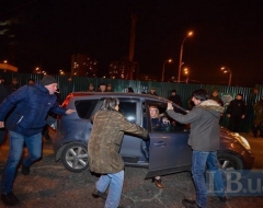 У активістів біля станції метро Героїв Дніпра врізався автомобіль