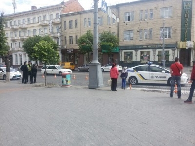 У Вінниці патрульне авто збило дівчину на пішохідному переход
