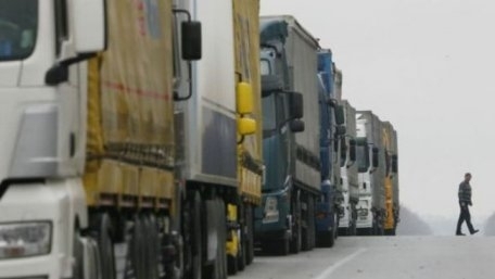 На трасі Київ — Чоп тимчасово обмежили рух для вантажівок