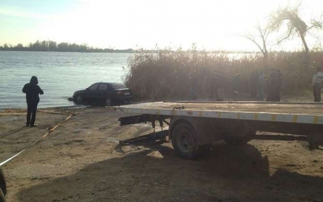 У Херсоні на дні річки виявили машину з двома трупами