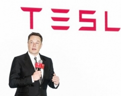 Ілон Маск уточнив, коли буде представлено вантажівку Tesla