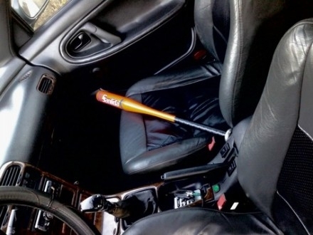 Українця який провозив в авто бейсбольну биту депортують із Франції- МЗС