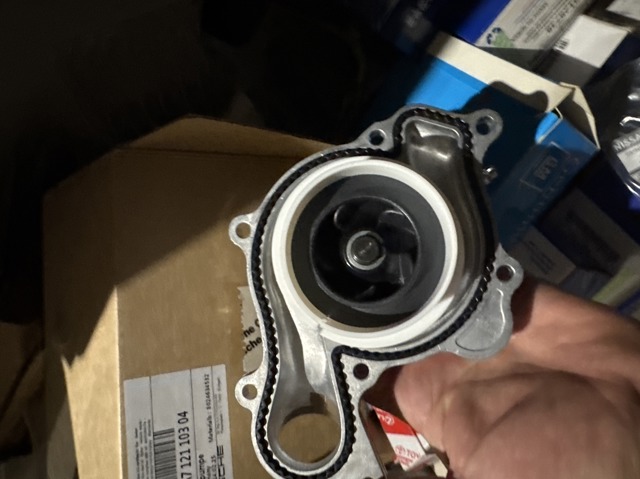 06M121013D BENTLEY Помпа купить в Черкассы