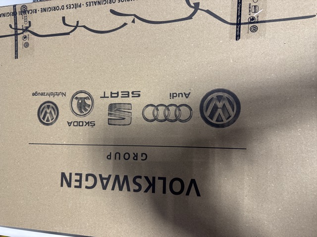 95510513501 PORSCHE Крышка клапанная купить в Тернополь