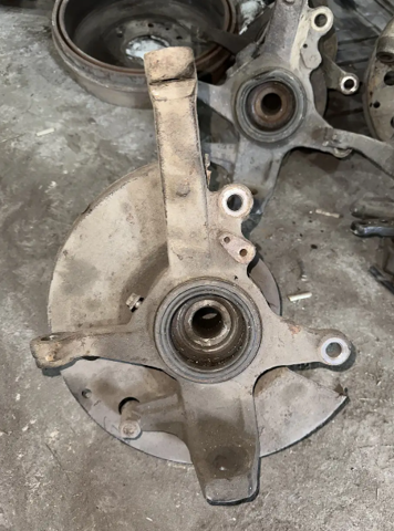 Цапфа поворотная правая 4432019 FORD