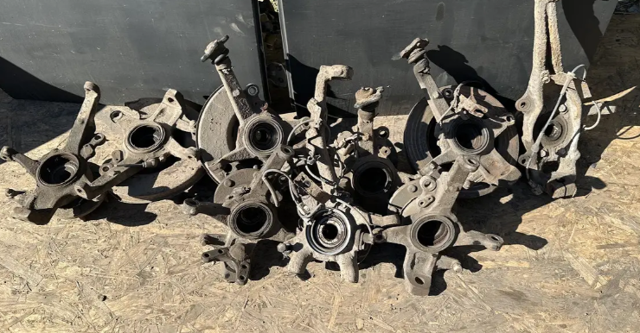 Кулак поворотный передний левый 4482049 FORD