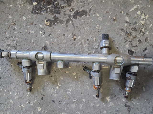 Распределитель топлива (рампа) 06L133317L VAG