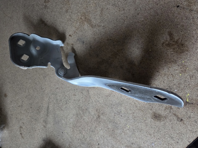 Завеса капота правая 109879300 TESLA