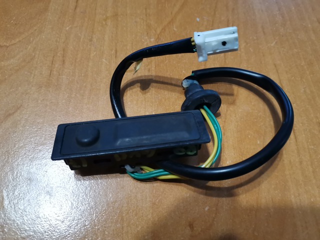Кнопка привода замка 3/5 двери (ляды)/крышки багажника 253804BA1A NISSAN