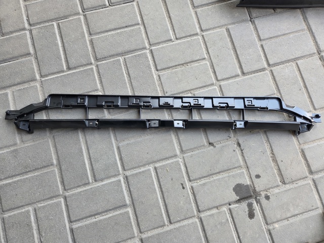 Центральная решетка переднего бампера 4M0807647B VAG