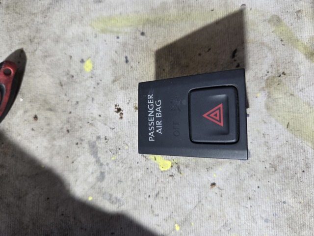 Кнопка аварийки 5NA919225B VAG