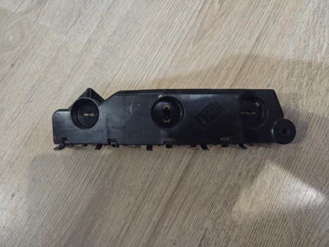 Кронштейн крепления бампера переднего правый 622226RA0A NISSAN