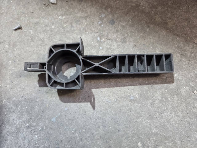 Кронштейн радиатора нижний 8W0805201 VAG